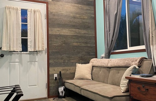 Captain Cook Bed & Breakfast | South Kona Country Cottage with bedroom loft and outdoor screen room.