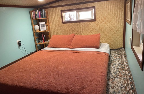Captain Cook Bed & Breakfast | South Kona Country Cottage with bedroom loft and outdoor screen room.