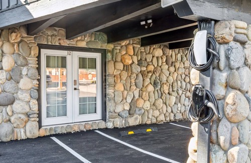 Lakeside Park Apartment | South Lake Chalet #3-New Boutique Suite-Minutes to Heavenly & Lake Tahoe