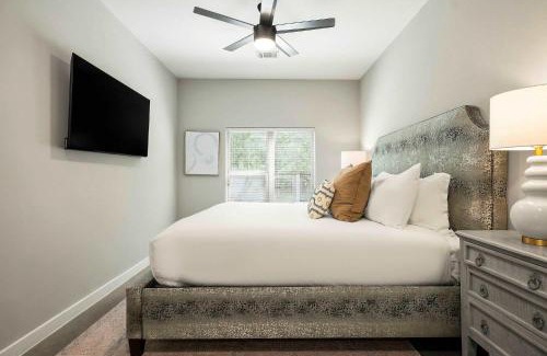 South Lamar House | South Lamar Retreat - Sauna, Plunge & Pickleball