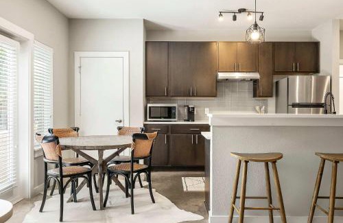 South Lamar House | South Lamar Retreat - Sauna, Plunge & Pickleball