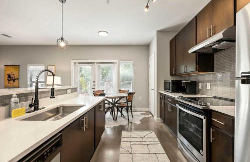 South Lamar House | South Lamar Retreat - Sauna, Plunge & Pickleball