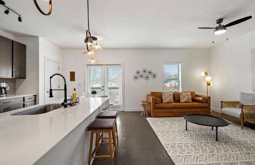 South Lamar Apartment | South Lamar Stay - Pickleball, Sauna & Cold Plunge