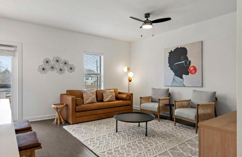 South Lamar Apartment | South Lamar Stay - Pickleball, Sauna & Cold Plunge