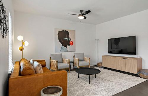 South Lamar Apartment | South Lamar Stay - Pickleball, Sauna & Cold Plunge