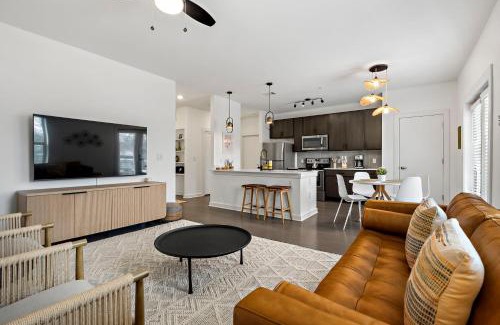 South Lamar Apartment | South Lamar Stay - Pickleball, Sauna & Cold Plunge