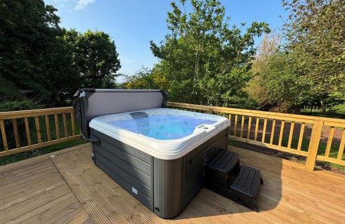 Dunbar House | South Lodge with Hot Tub
