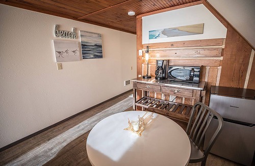 Bandon Apartment | South Loft: Cozy, two-person loft with deck overlooking the beach