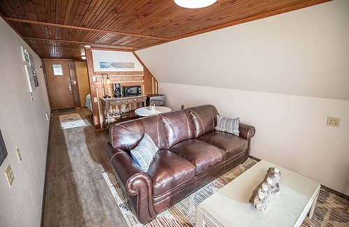 Bandon Apartment | South Loft: Cozy, two-person loft with deck overlooking the beach