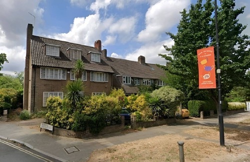 Thornton Apartment | South London Deluxe King Room T5