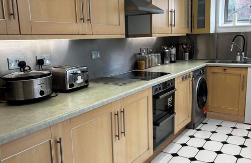 Thornton Apartment | South London Deluxe King Room T5