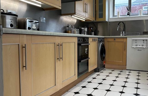 Thornton Apartment | South London Deluxe King Room T5