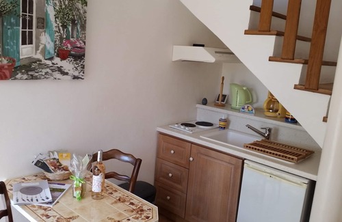 Cucuron House | South Luberon, T1 * at Mas du Perussier, 2 persons. Ideal for lovers.