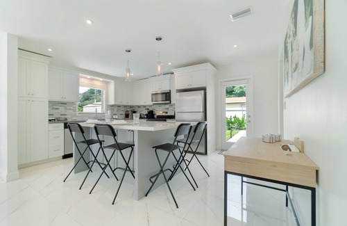 South Miami House | South Miami House with Pool & Backyard Oasis, BBQ Grill, 5 Bd, fits 11 guests