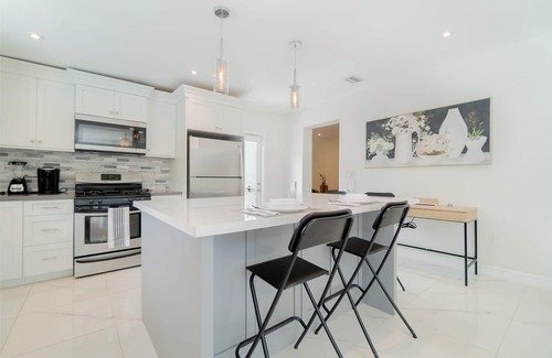 South Miami House | South Miami House with Pool & Backyard Oasis, BBQ Grill, 5 Bd, fits 11 guests