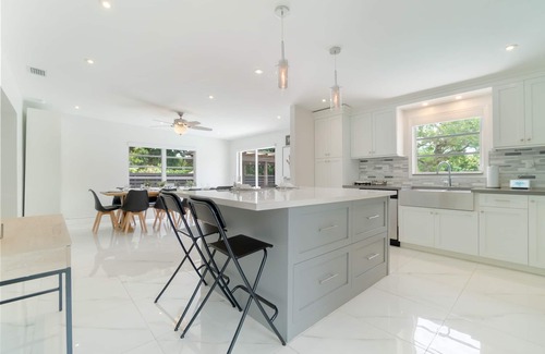 South Miami House | South Miami House with Pool & Backyard Oasis, BBQ Grill, 5 Bd, fits 11 guests