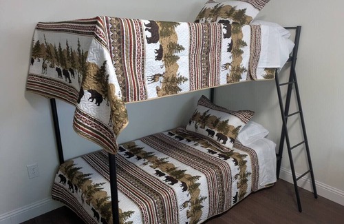 Canaan Hotel | South of the Border VT Room 2