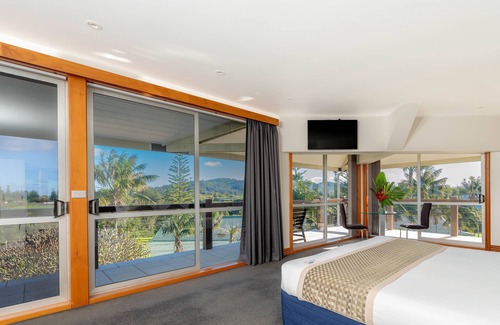 Burnt Pine Hotel | South Pacific Resort Hotel