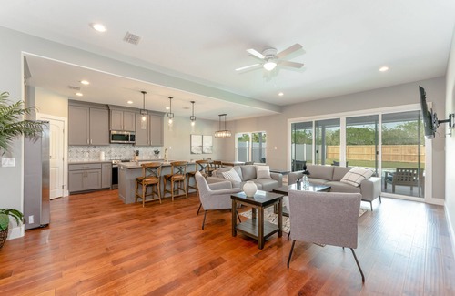 Port Isabel House | South Padre Island Luxury 4-Bedroom Home with Private Pool and Hot Tub