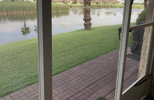 Laguna Vista Villa | South Padre retreated on the pond