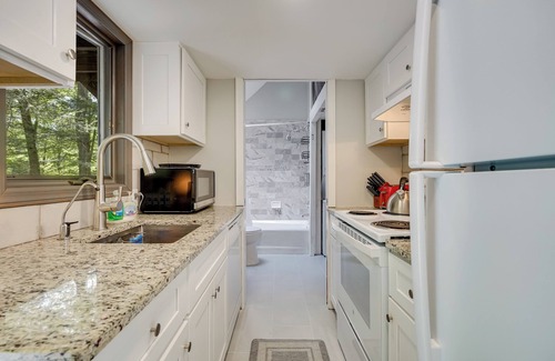 South Salem Cottage | South Salem Vacation Rental w/Furnished Deck!