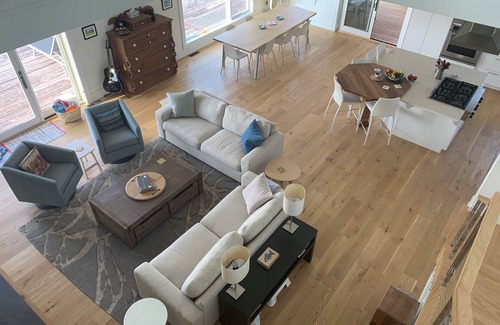 Victoria House | South Shore Bliss- Bright, Spacious Oceanfront Retreat with Private Golf Green