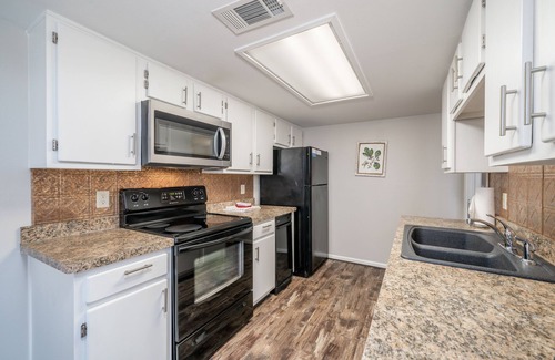 Lake Hamilton Condo | South Shore Updated 2 Bdrm! Gameroom/Hot tub! Mini-Golf! Lake View! Sleeps 8!