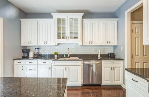 South Side Apartment | South Side Luxury - Walk to Carson Street and Parking