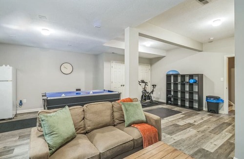 South Side Apartment | South Side Luxury - Walk to Carson Street and Parking