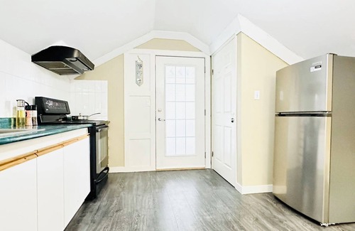 Crescent Beach House | South Surrey House - Private bachelor Suite with Bathroom & Separate Entry