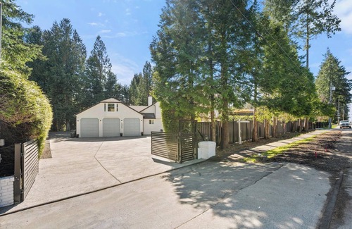 Crescent Beach House | South Surrey House - Private bachelor Suite with Bathroom & Separate Entry