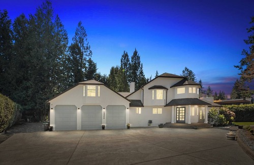 Crescent Beach House | South Surrey House - Private bachelor Suite with Bathroom & Separate Entry