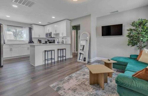 Sun Bay South House | South Tampa 3BR with Backyard that Sleeps 10