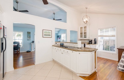 Virginia Park House | South Tampa home with Hot Tub