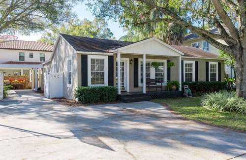 Virginia Park House | South Tampa home with Hot Tub