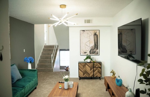 Fairoaks Manhattan Manor House | South Tampa Townhome - Long Stays Available Near Downtown & Beaches