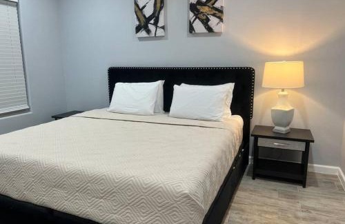 Brownsville House | South Texas Getaway King Size & Double Queen