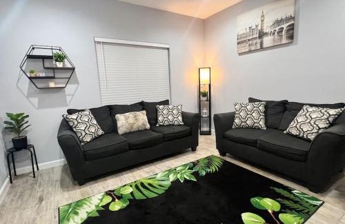 Brownsville House | South Texas Getaway King Size & Double Queen
