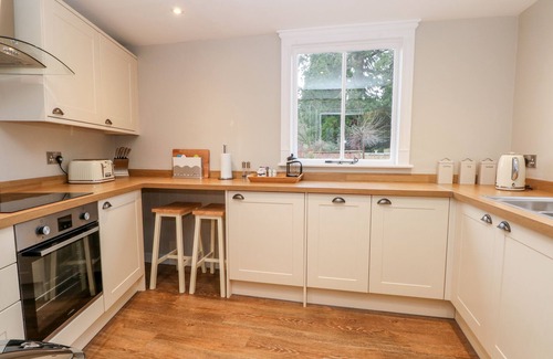 Macclesfield Cottage | SOUTH TOWER COTTAGE, family friendly, with a garden in Macclesfield