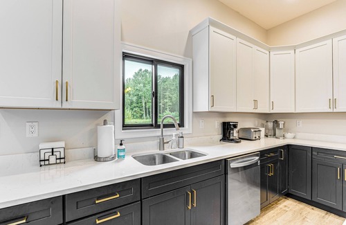 South Haven House | South Haven Home w/Hot Tub + Pickleball Court!