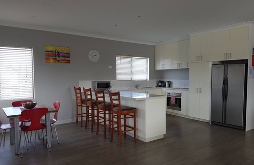 Bremer Bay House | "SOUTH WINDS" Large Modern family house close to shop, parks and river