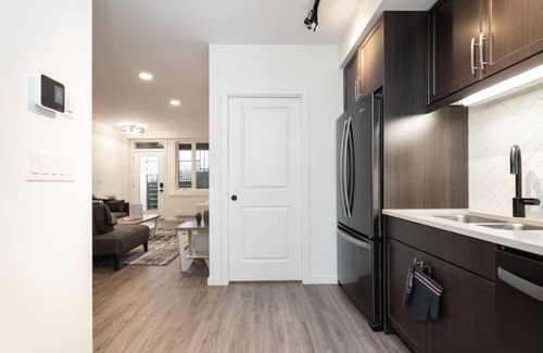 Fort Gary Condo | South Winnipeg Modern 2BR 1BATH+ Free Parking (306-325)