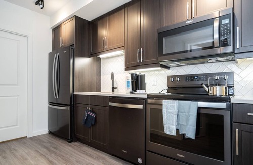 Fort Gary Condo | South Winnipeg Modern 2BR 1BATH+ Free Parking (306-325)