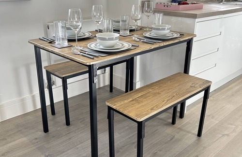Royal Tunbridge Wells Condo | Southborough Modern Suite