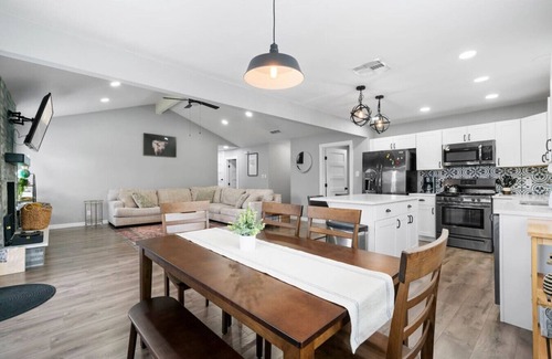Franklin Park House | Southeast ATX Gem - 3/2 House Large Yard {NEW!}