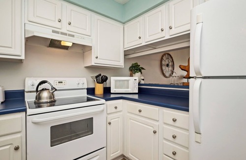 Caswell Beach Condo | Southern Beauty: Oceanfront Condo with Community Pool