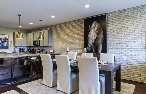 Katie Hill Neighborhood House | Southern Belle: Skyline Views | 5min to Broadway
