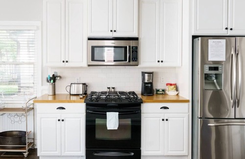 Hope Gardens House | Southern Charm: Downtown, Walk to Farmers Market & Printers Alley!