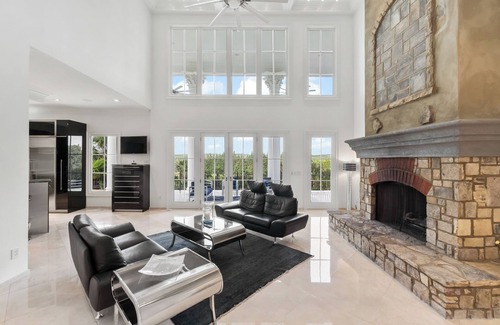 Monroe House | SOUTHERN CHARM ESTATE: Monroe’s Chic Style Retreat. Vacation Like Celebrity!