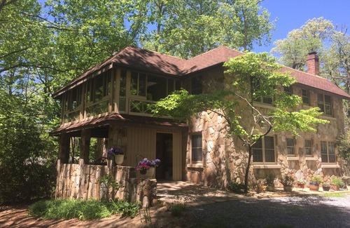 Hendersonville House | Southern charm near downtown